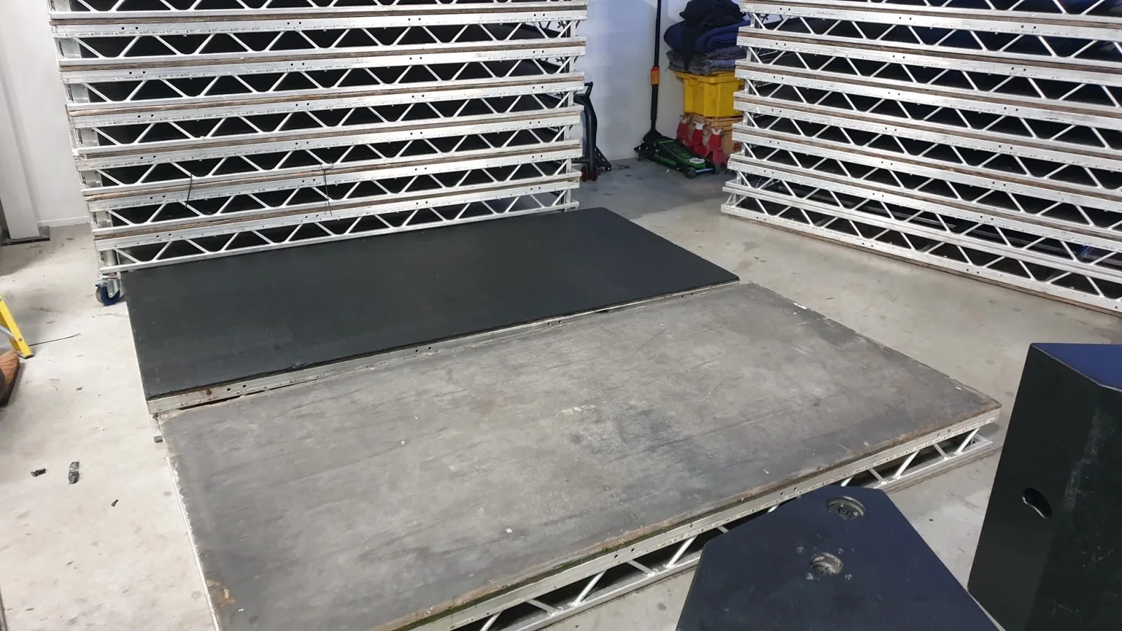Zużyte i świeżo pomalowane panele LiteDeck.
